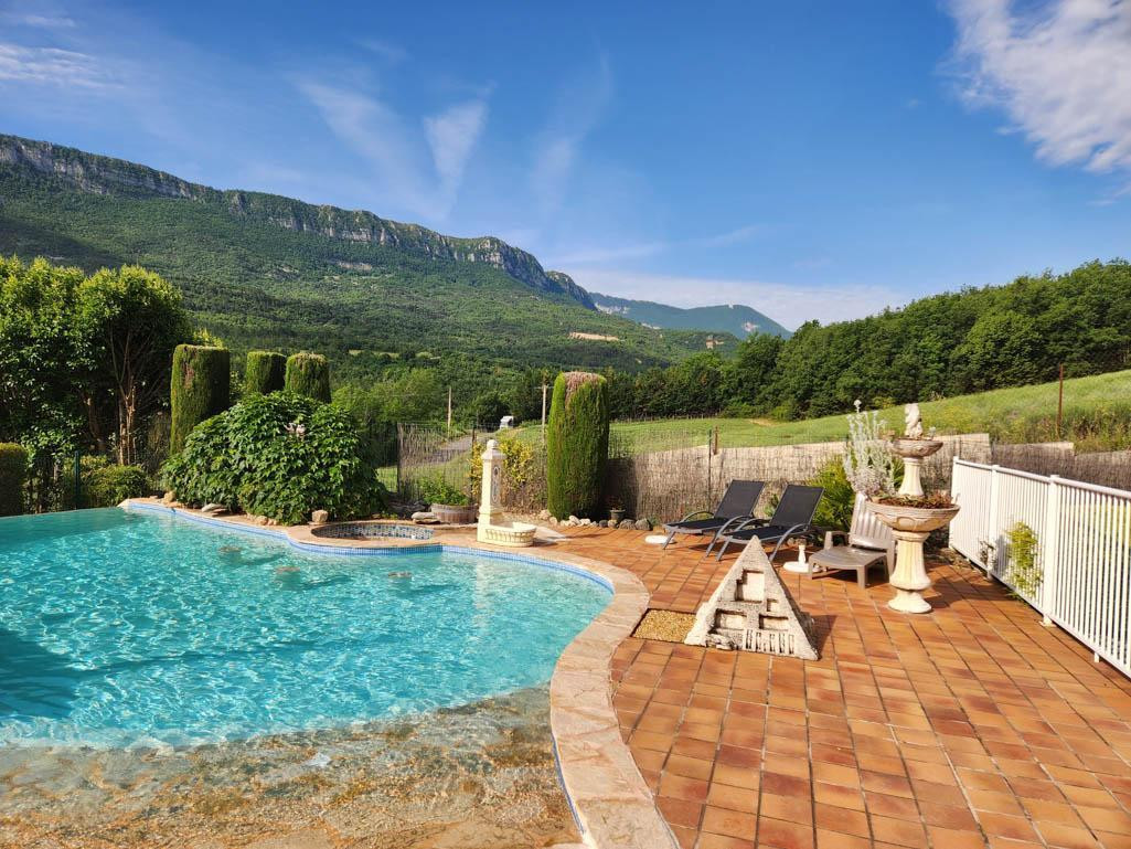 Piscine à débordement avec vue sur la vallée du Jabron